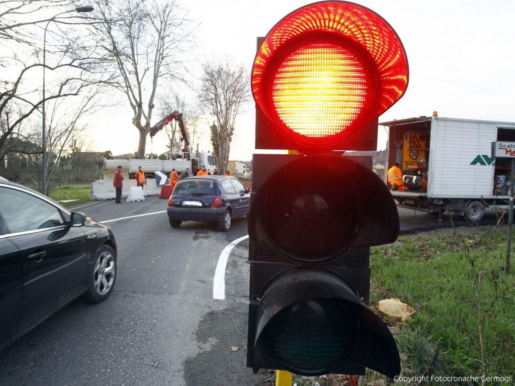 Firenze, passa con il semaforo rosso e guida con la patente sospesa