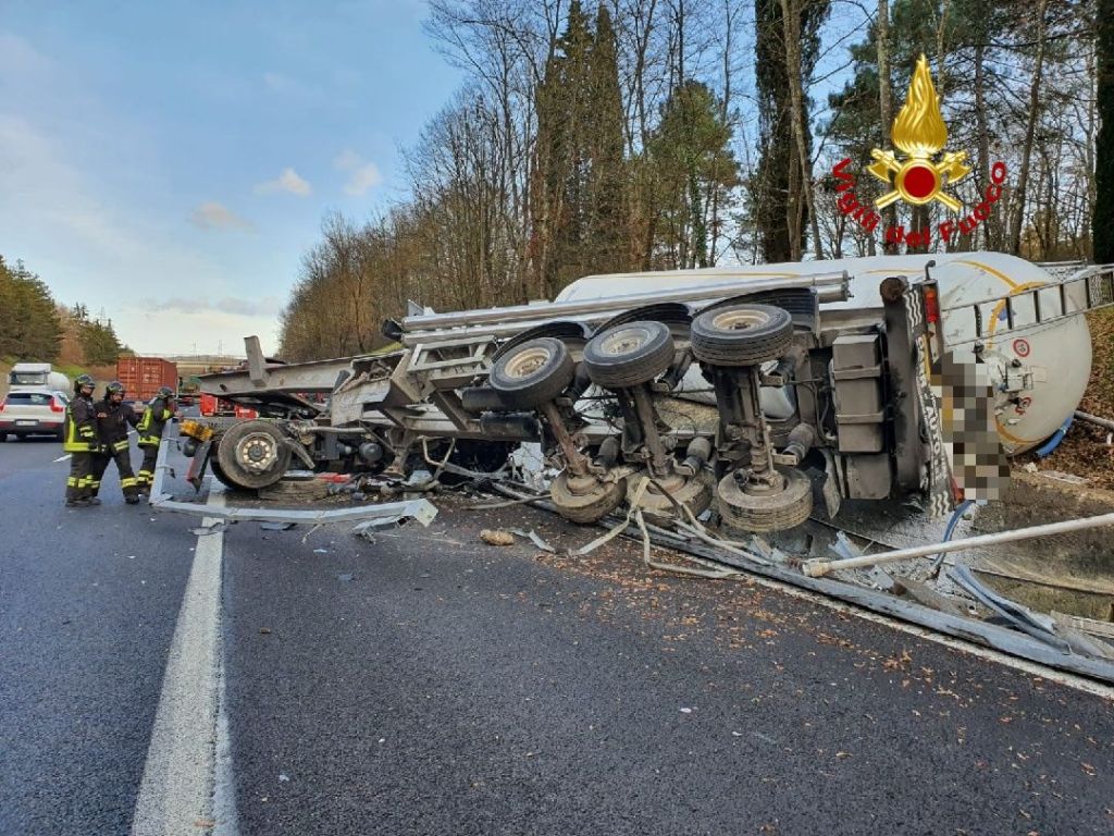 Autocisterna esce di strada in A1, lunghe code
