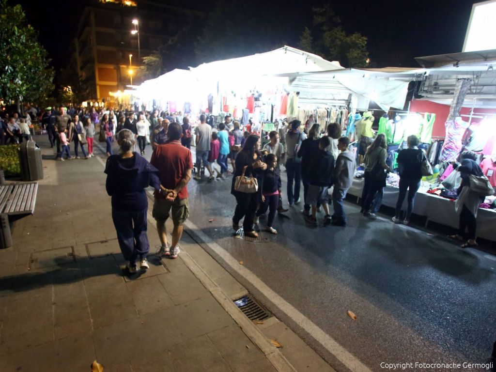 Negozi aperti e mercato by night,