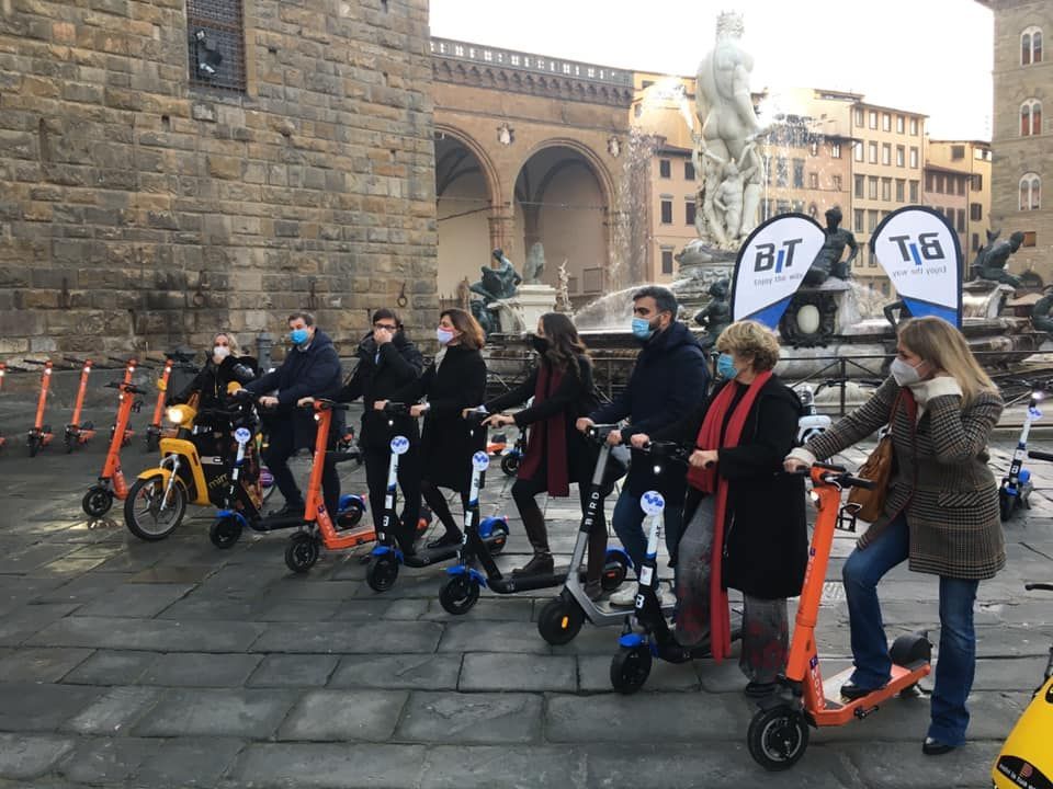 A Firenze arrivano monopattini e scooter elettrici a noleggio al via