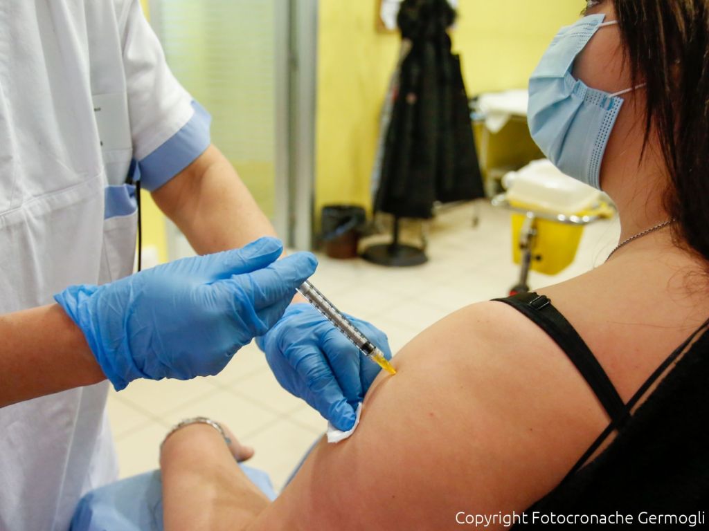 toscana prenotazioni aperte per il vaccino astrazeneca eta estesa