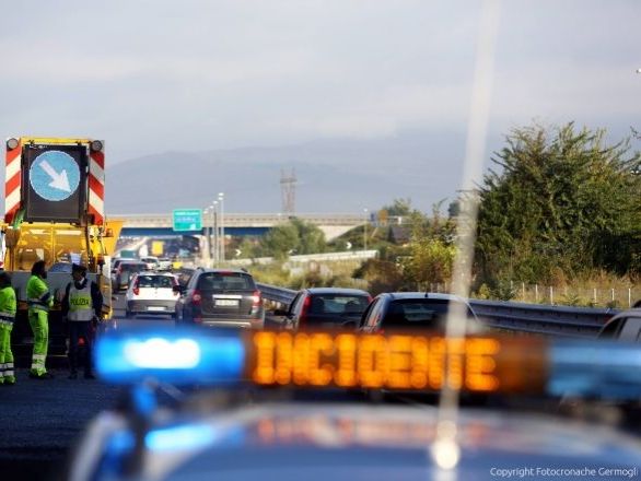 A1, tamponamento tra mezzi pesanti in galleria: code fino a 10 chilometri