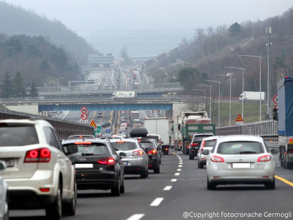 A1, incidente tra un camion e due auto: tratto chiuso e ...