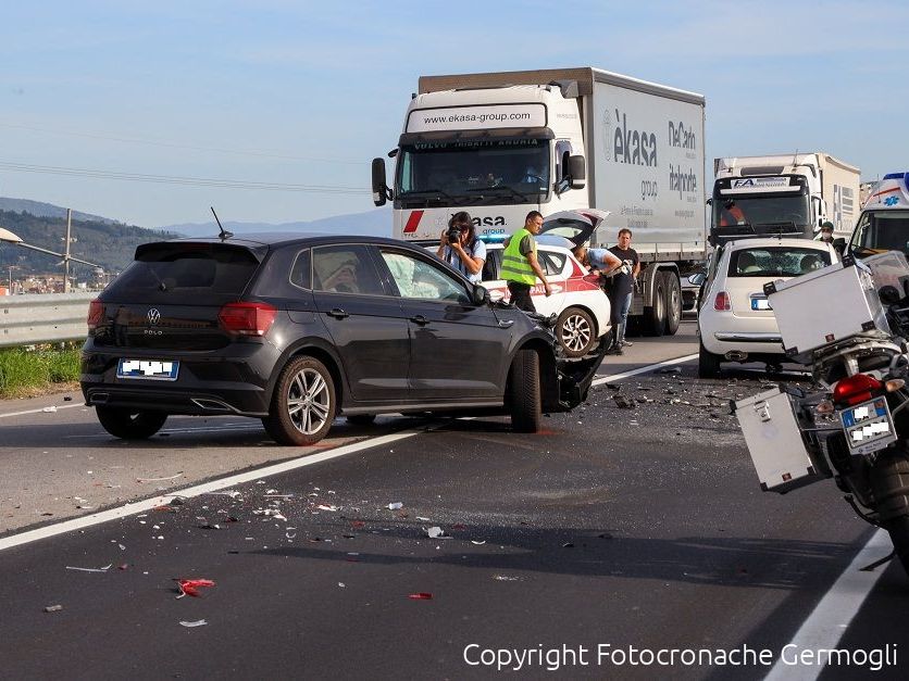 Scontro tra auto e camion sulla Mezzana-Perfetti Ricasoli, ferite tre ...