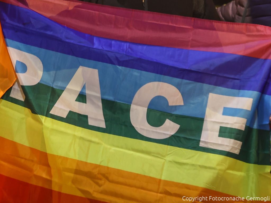 Scandicci, bandiera della pace davanti al Comune 'La pace è un