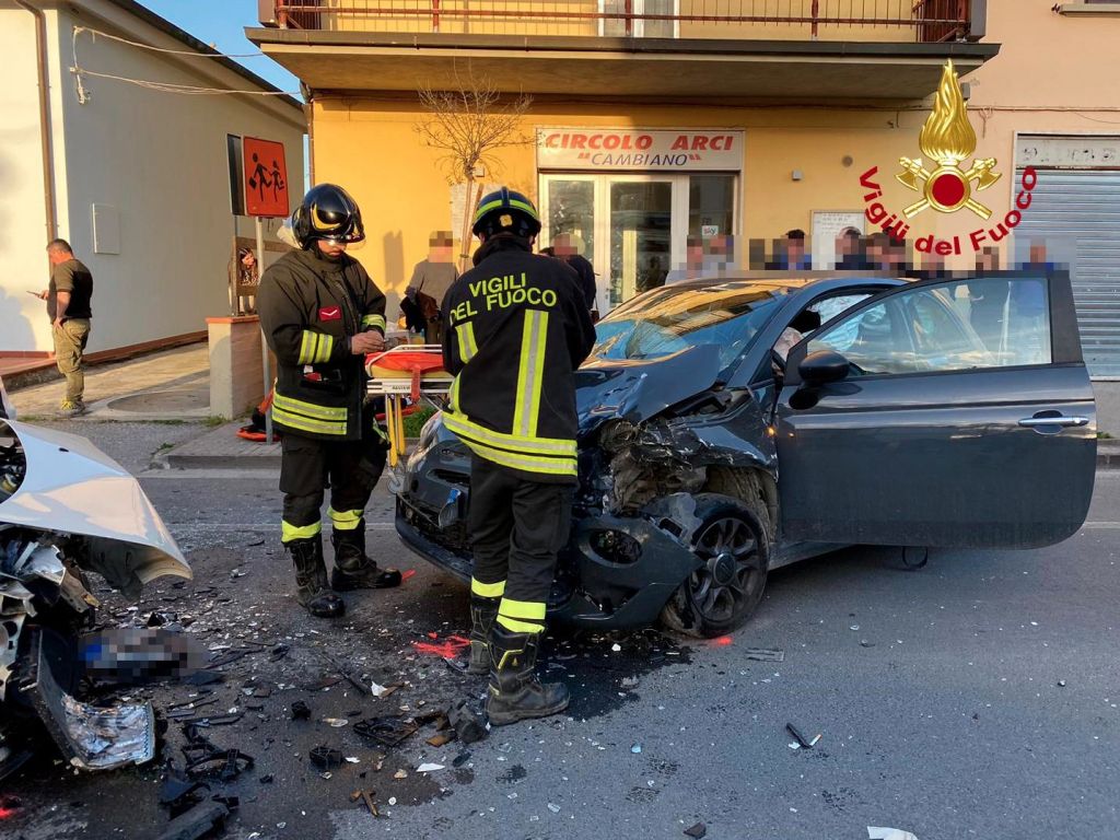 Incidente frontale tra due auto: i Vigili del Fuoco estraggono uno dei ...