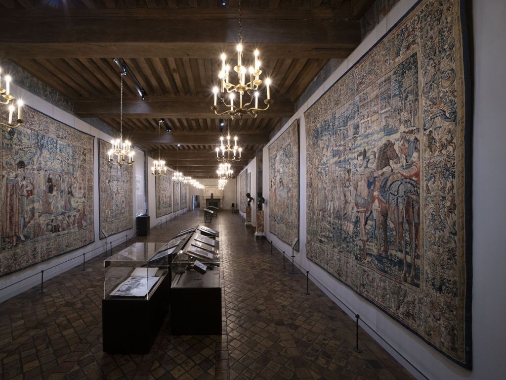 Uffizi, gli arazzi di Valois di Caterina de' Medici in prestito in