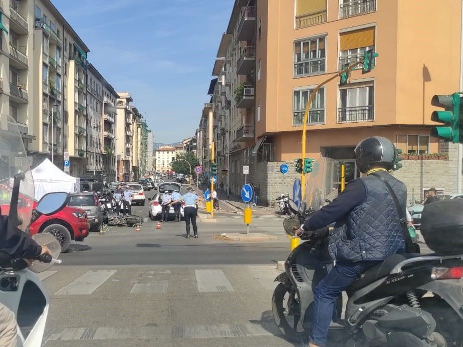 Firenze, incidente tra scooter e auto sul lungarno: perde la vita un 65enne