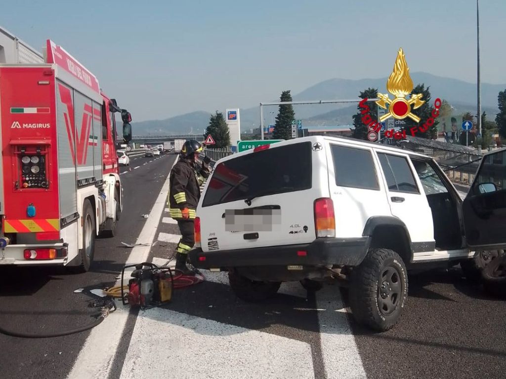 Incidente tra camion e suv, estratta una persona rimasta bloccata nell ...