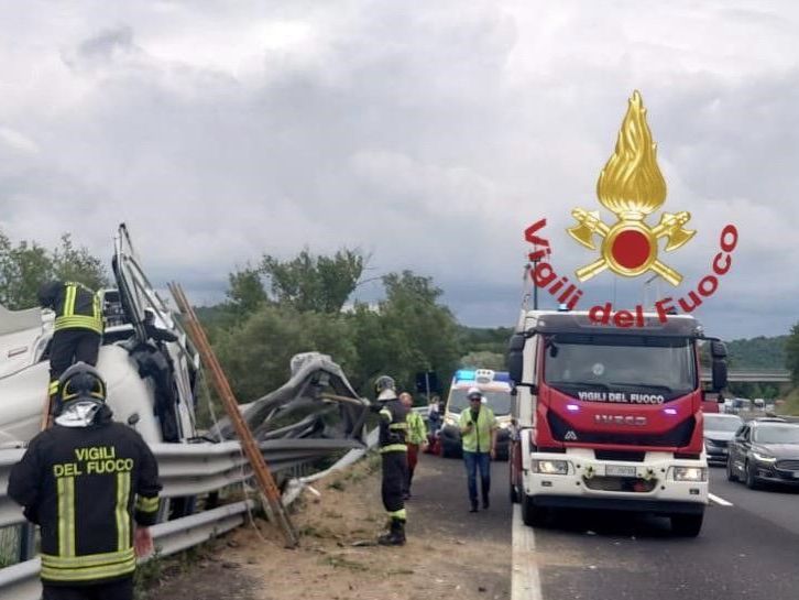 Tamponamento tra auto e camion in A1, code per chilometri verso Firenze