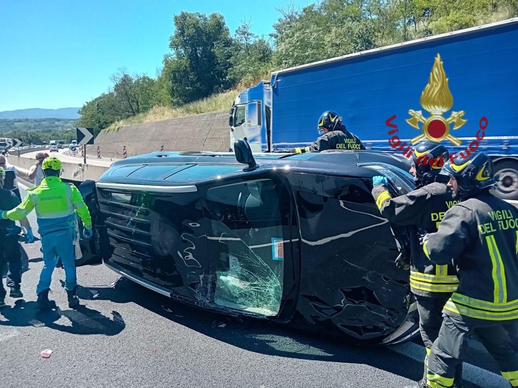 Incidente in A1, coinvolti due auto e un furgone