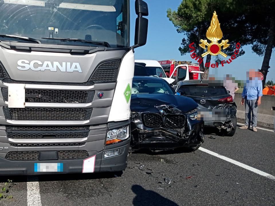 Maxi incidente in Fi-Pi-Li: coinvolte 4 auto e un camion. Tratto ...
