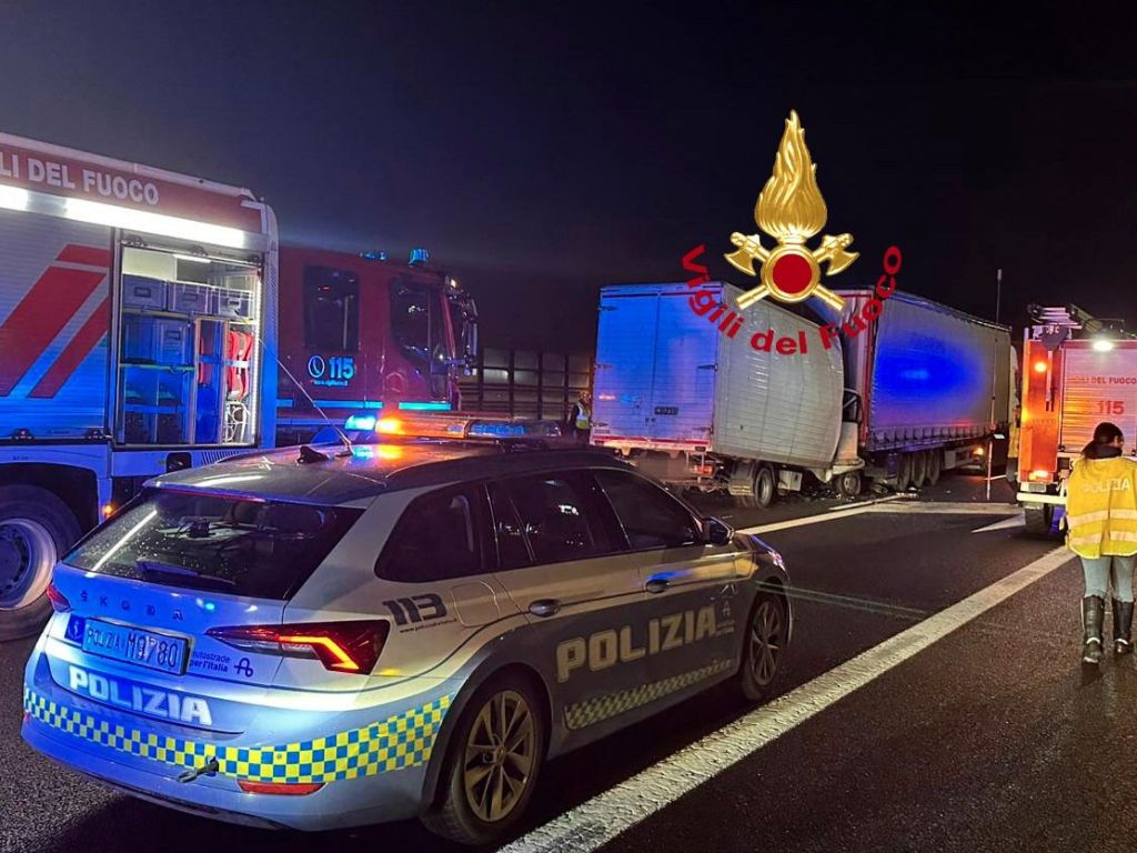 A1, incidente tra camion e furgone nel fiorentino: perde la vita un uomo