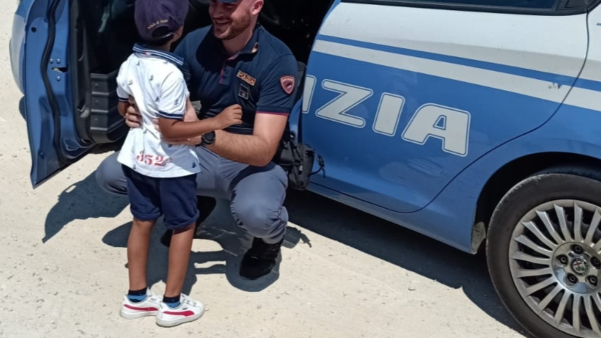 Poliziotto rianimò un bambino precipitato da un palazzo: l'emozionante ...