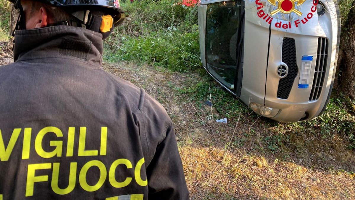 Incidente a Certaldo, auto esce fuori strada e si ribalta: ferita una donna