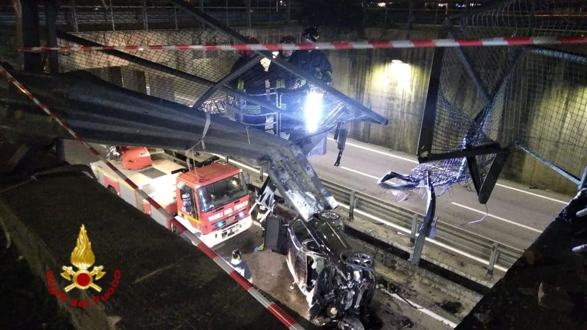 Auto sfonda il guard rail e finisce sul viale sottostante: due feriti ...