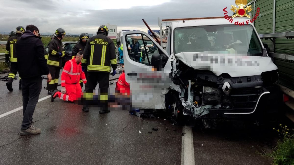 Incidente frontale tra auto e furgone: tre feriti