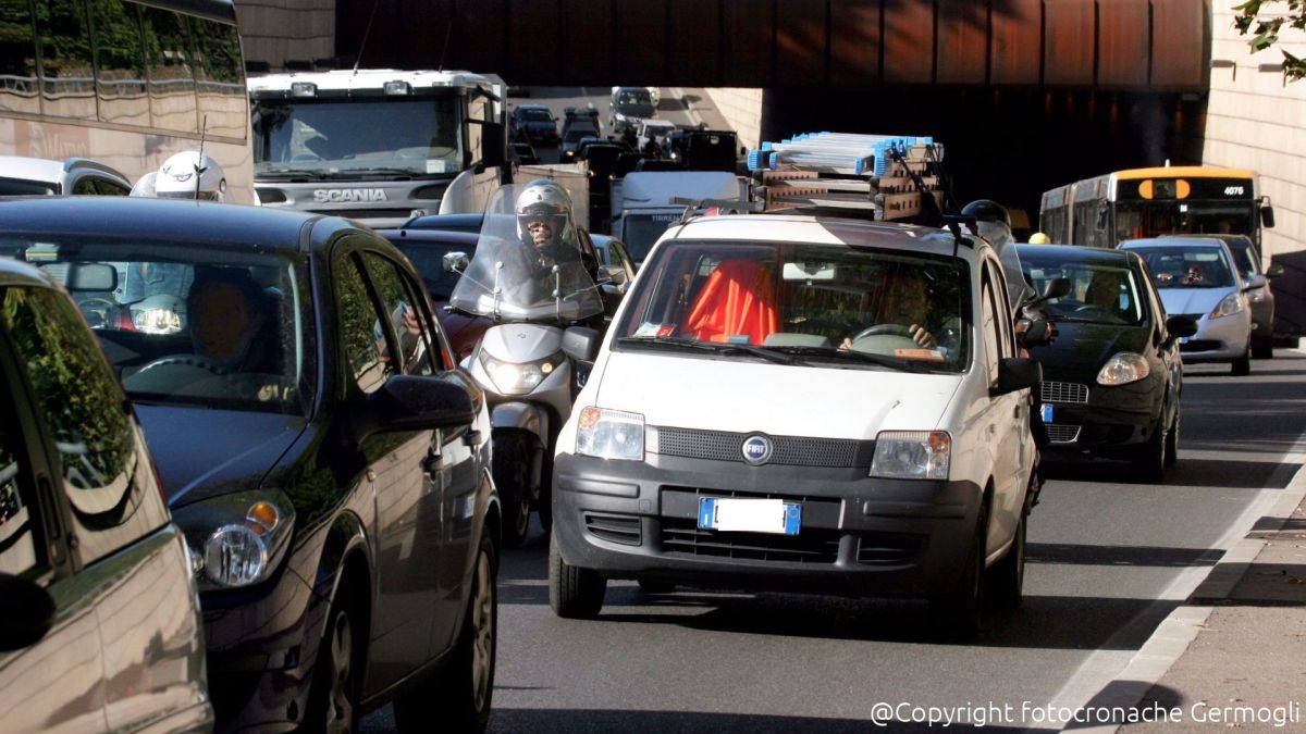 Firenze, tre incidenti e fughe di gas: traffico in tilt e feriti