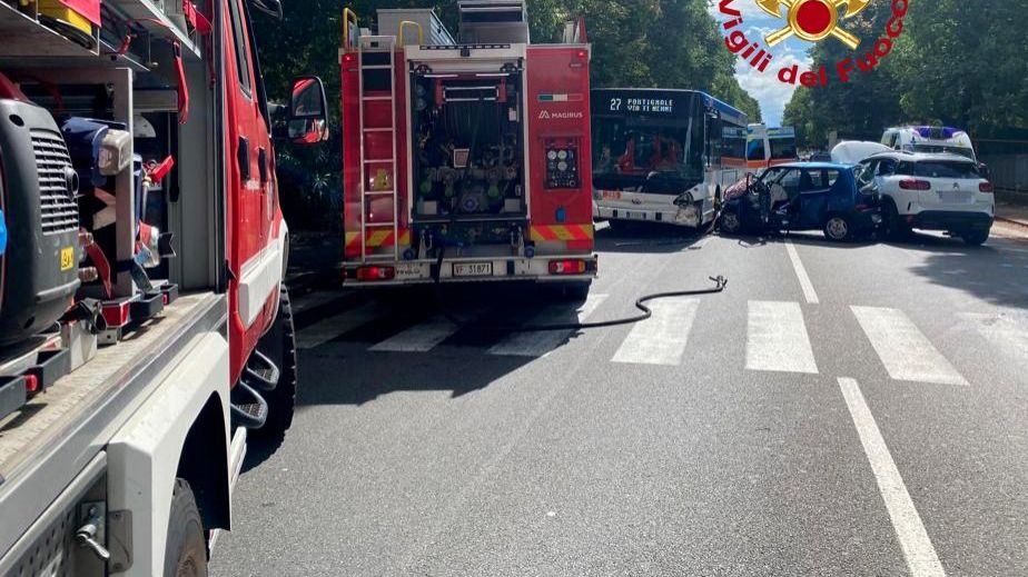 Incidente tra un bus e due auto: donna grave in ospedale