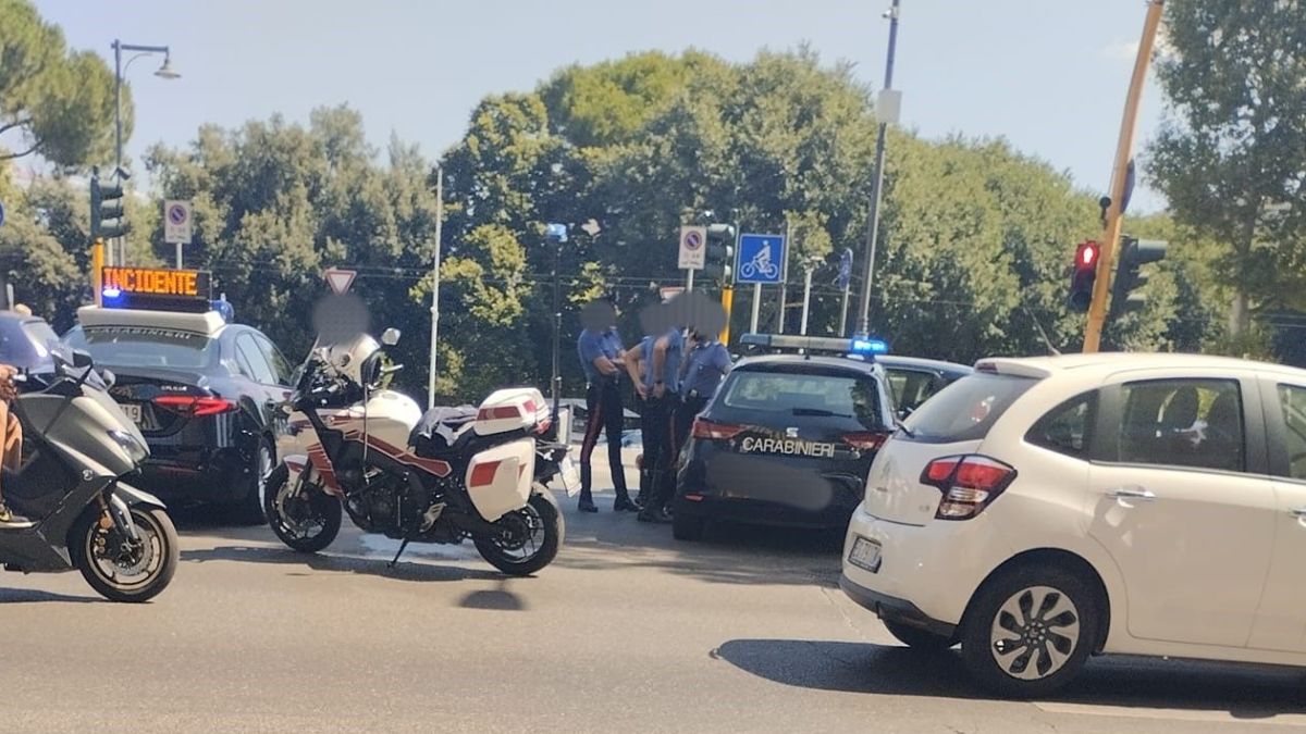 Firenze, incidente in viale Redi: scontro tra una moto e un'auto dei ...