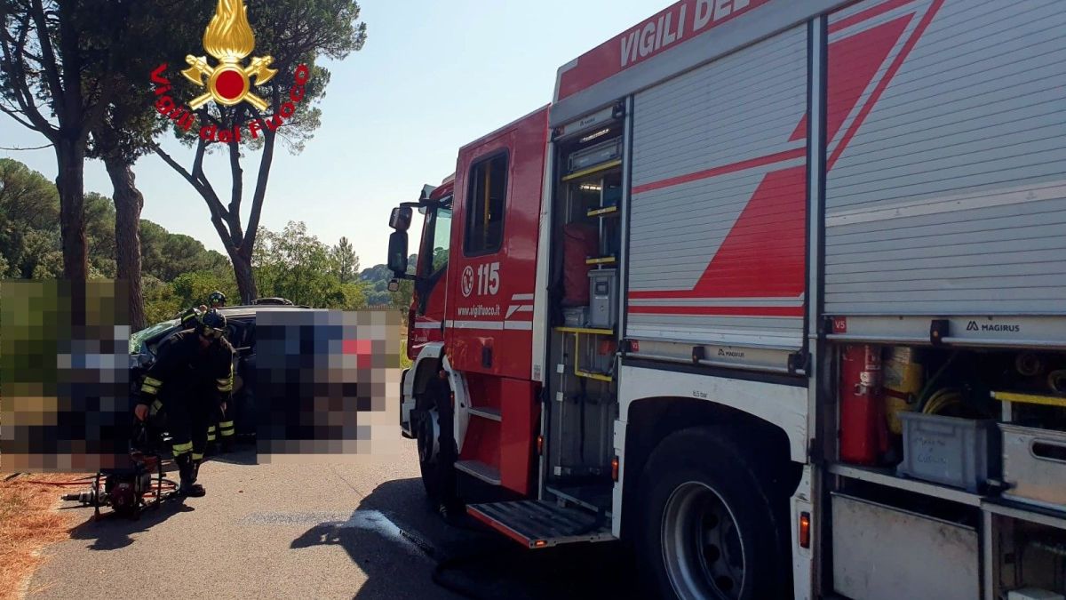 Incidente mortale a Signa: auto si schianta contro un albero, perde la ...