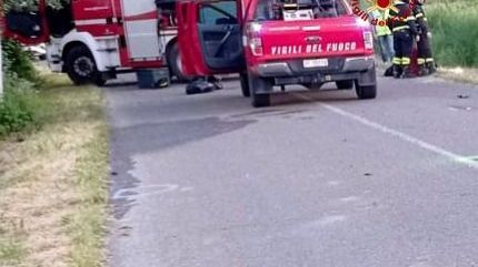 Incidente frontale tra auto e moto: perde la vita un uomo nel fiorentino