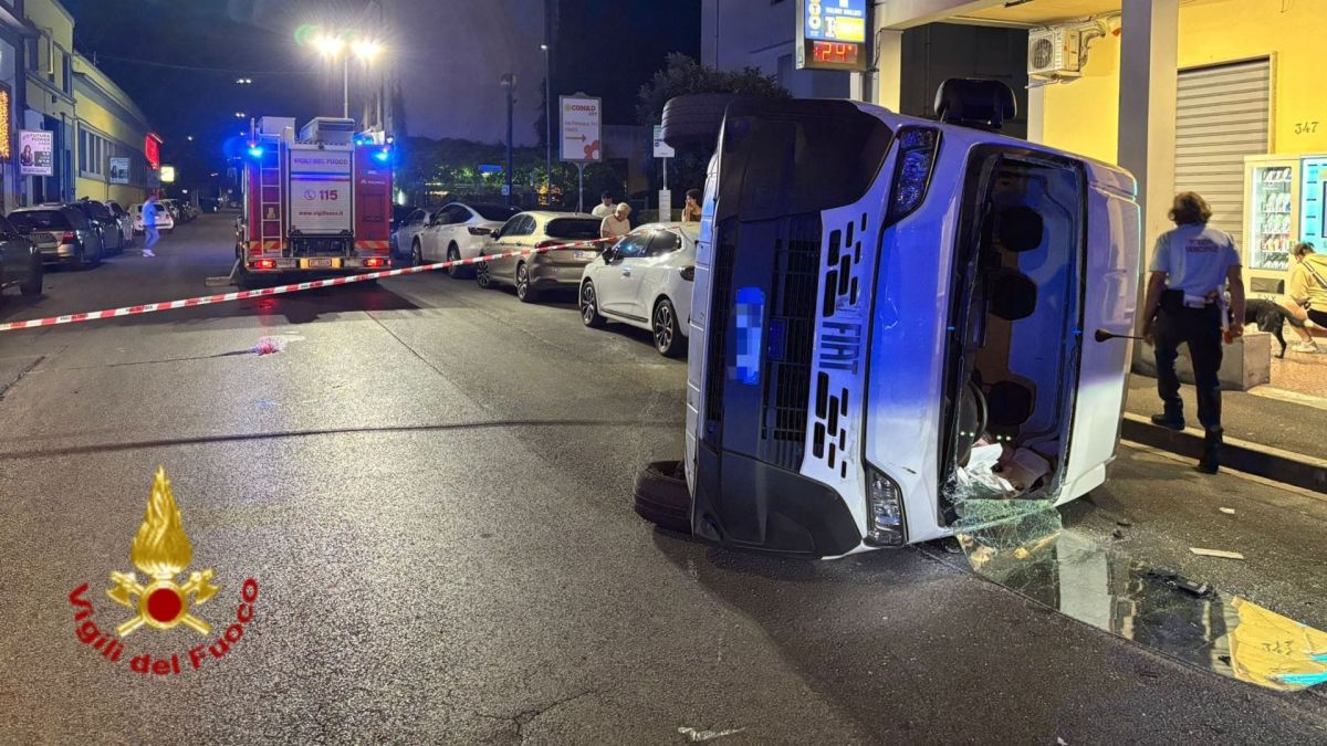 Prato, scontro tra furgone e auto: veicoli ribaltati, due feriti
