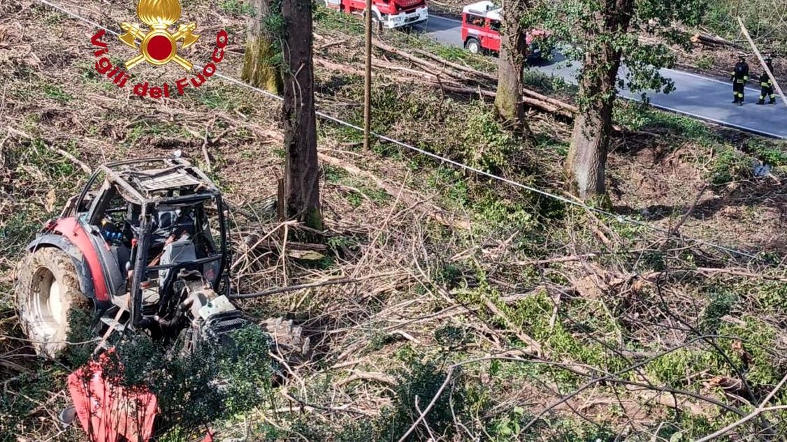 Si ribalta con il mezzo agricolo a Vicchio, 47enne portato in ospedale
