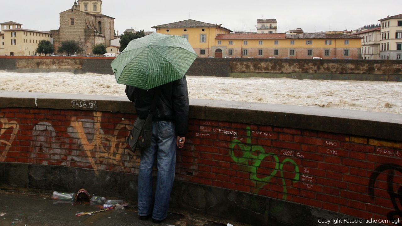 Firenze, la pioggia non si ferma emessa allerta meteo