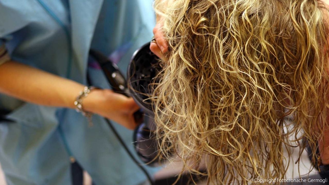 Ustioni alla testa dopo la tinta: denunciato parrucchiere per lesioni