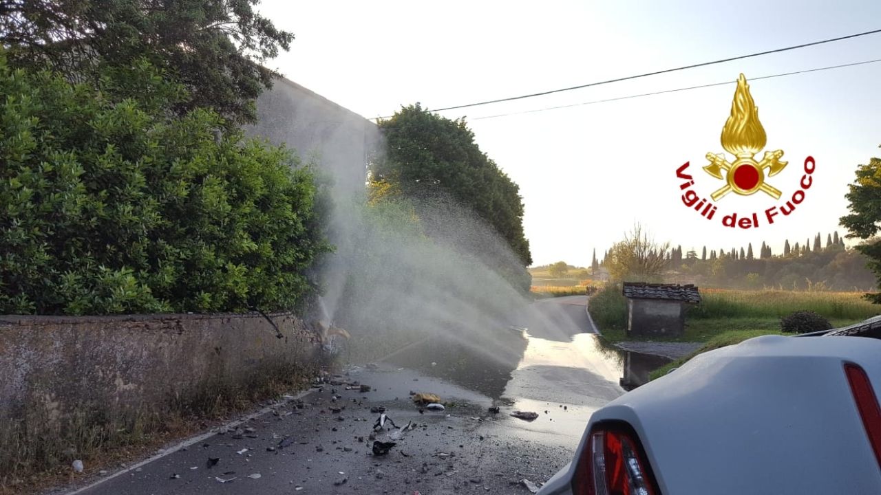 Tranciato un tubo del gas in un incidente strada chiusa e case evacuate