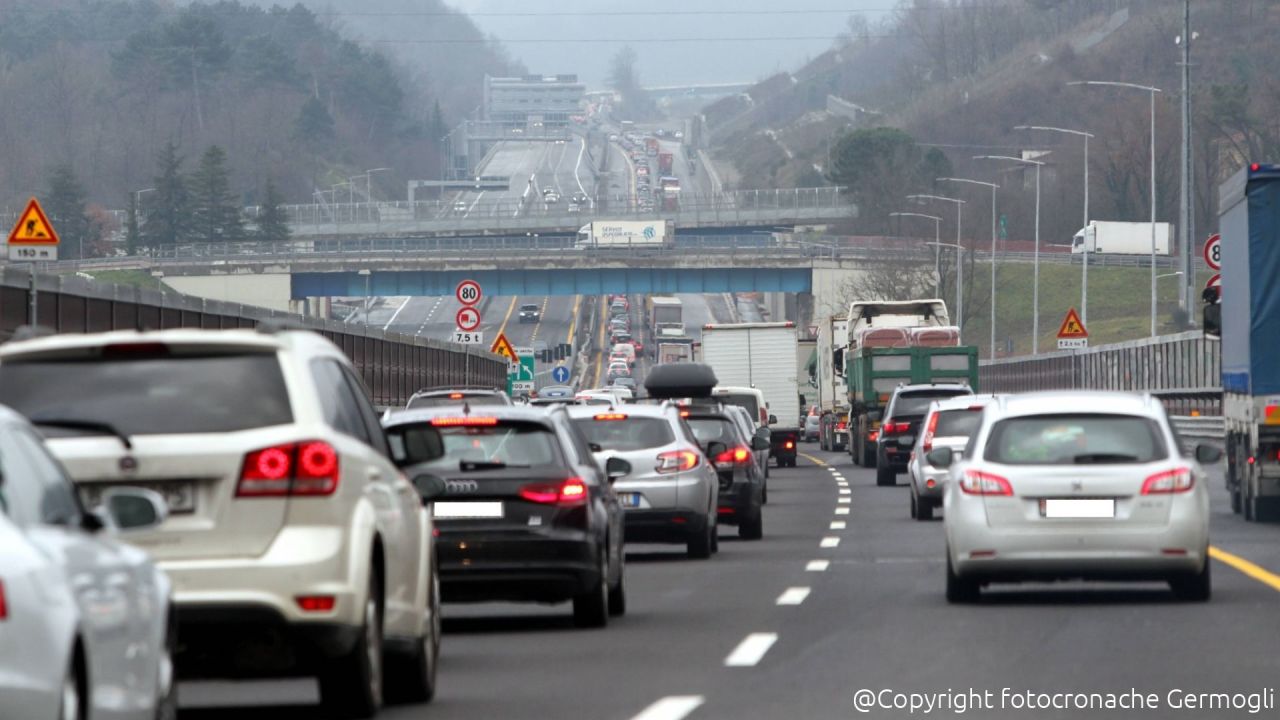 A1, incidente tra un camion e due auto: tratto chiuso e ...