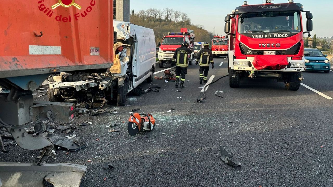 A1, incidente tra due camion e un'auto: tratto chiuso e lunghe code a ...