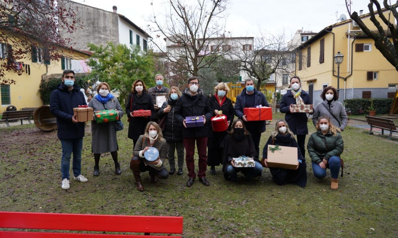 Scatole Di Natale A Firenze In Un Pacco Dono La Solidarieta Per Cittadini E Famiglie Fragili