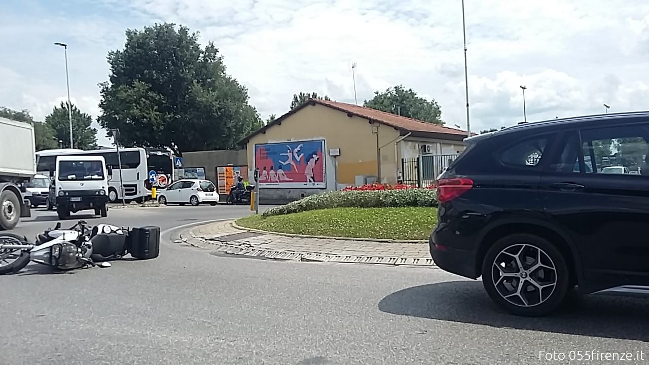 Firenze, incidente tra auto e moto. Un ferito e