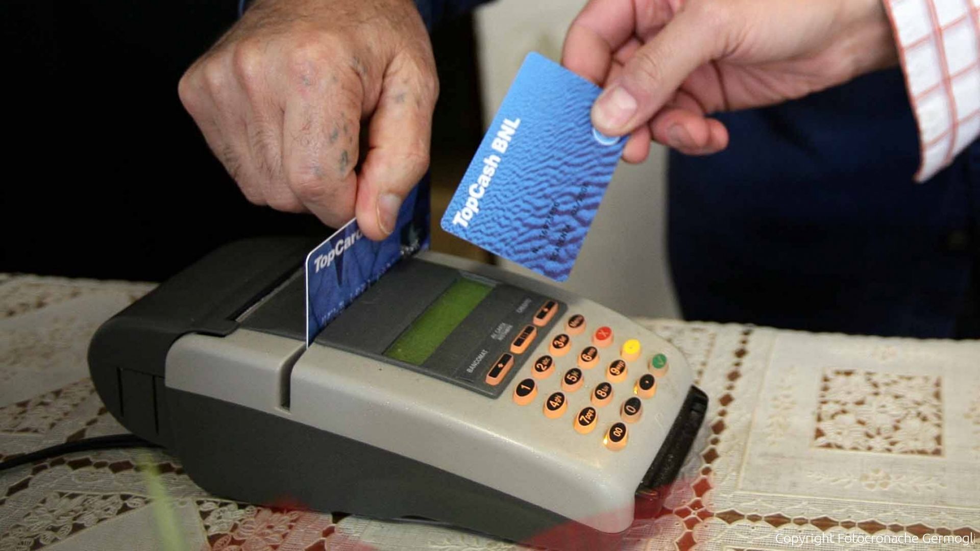 Acquisti con una carta intestata ad un'altra persona: denunciati due ...
