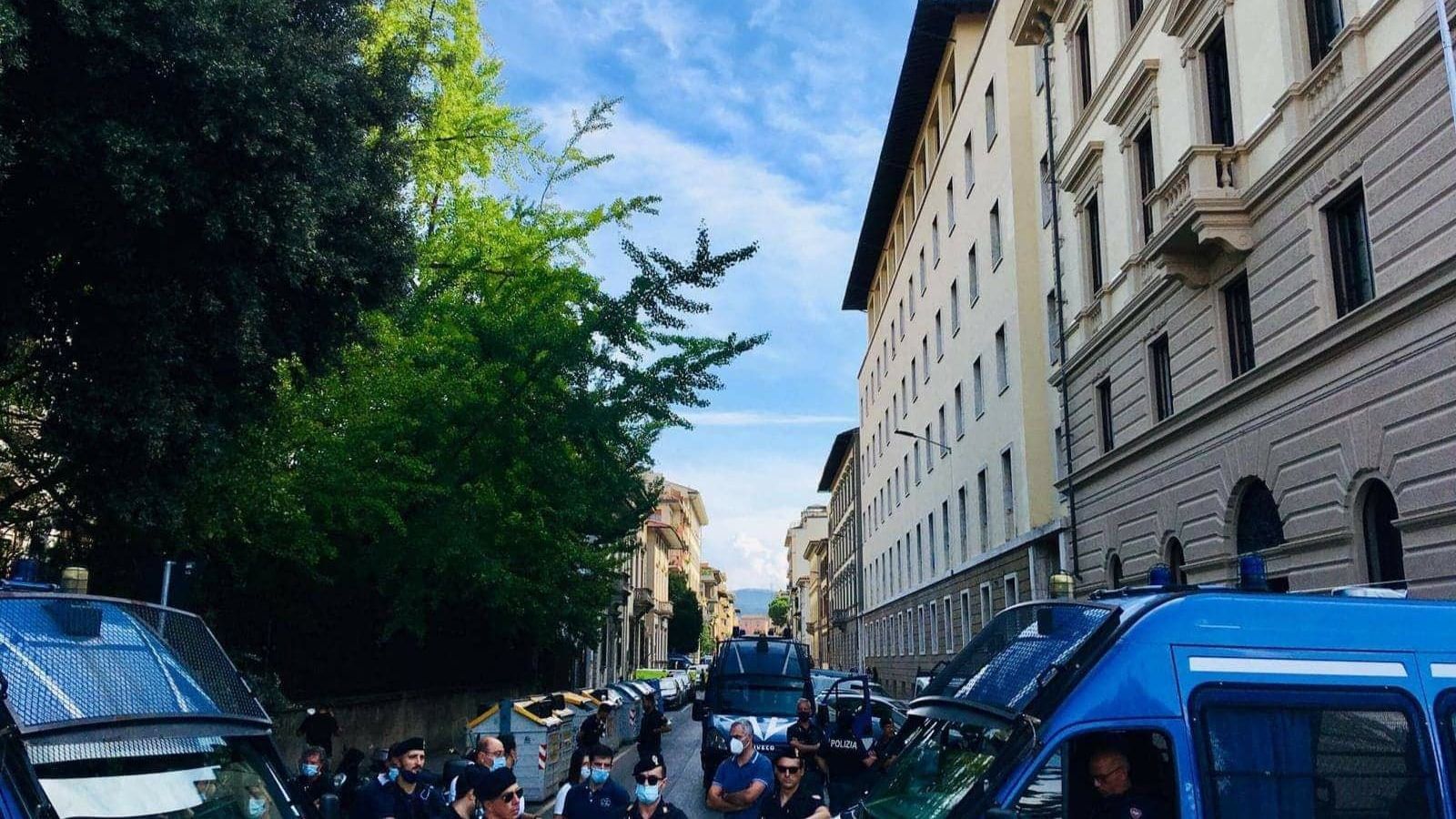 Firenze Sgombero In Via Lorenzo Il Magnifico Occupanti Sul Tetto