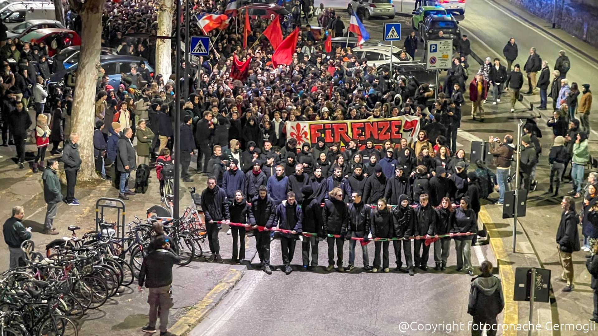Firenze è solo antifascista', il corteo degli studenti dopo l'aggressione al Michelangiolo