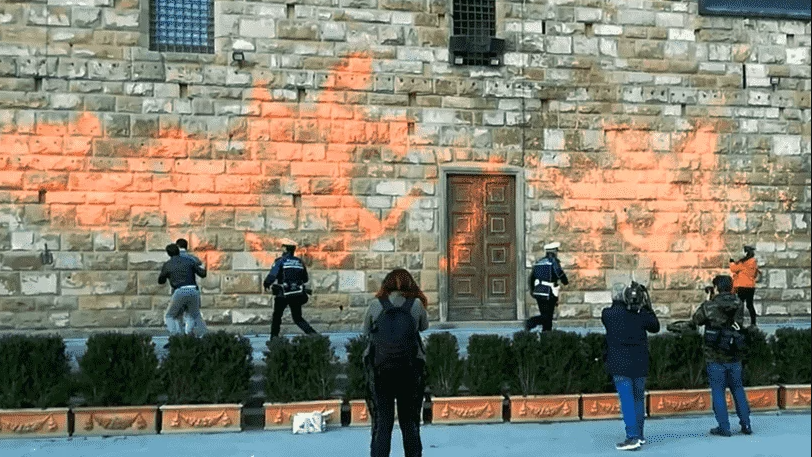 Nuovo blitz di Ultima Generazione a Firenze: vernice sulla facciata di Palazzo  Vecchio. Denunciati due giovani