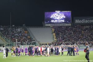 Fumogeni allo stadio, Questore di Napoli emette due Daspo a tifosi -  Cronache della Campania