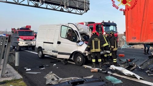 A1, incidente tra due camion e un'auto: tratto chiuso e lunghe code a ...