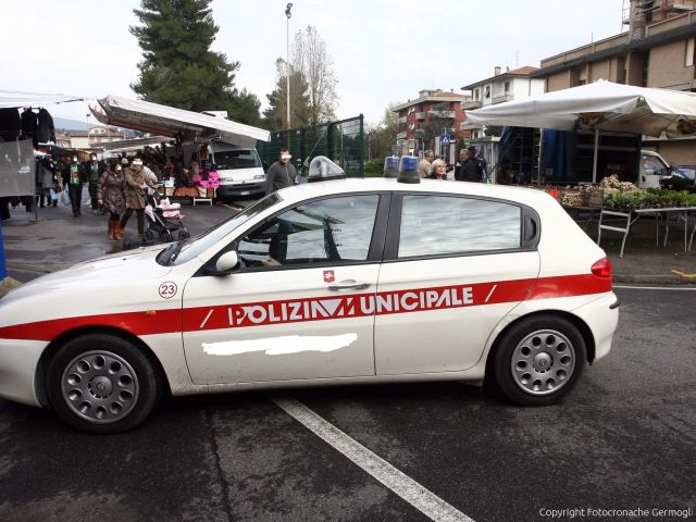 Firenze Mercato Dell Usato Abusivo Blitz Della Municipale