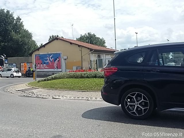 Firenze, incidente tra auto e moto. Un ferito e ...