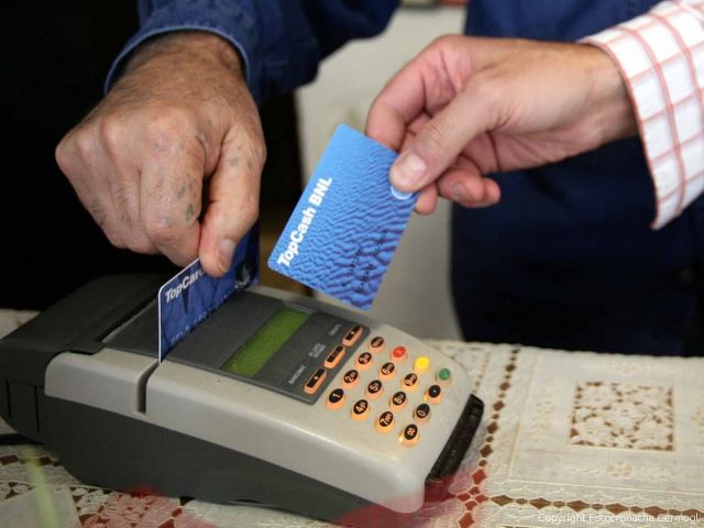 Acquisti con una carta intestata ad un'altra persona: denunciati due ...