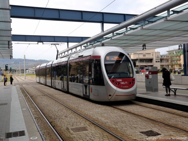 Investito Dalla Tramvia Mentre Attraversa I Binari In Bici