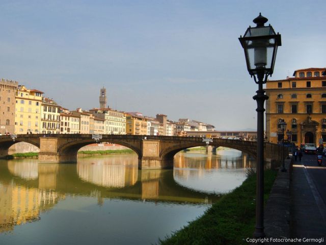 Firenze Minaccia Di Buttarsi Dal Ponte Salvata Dai Carabinieri
