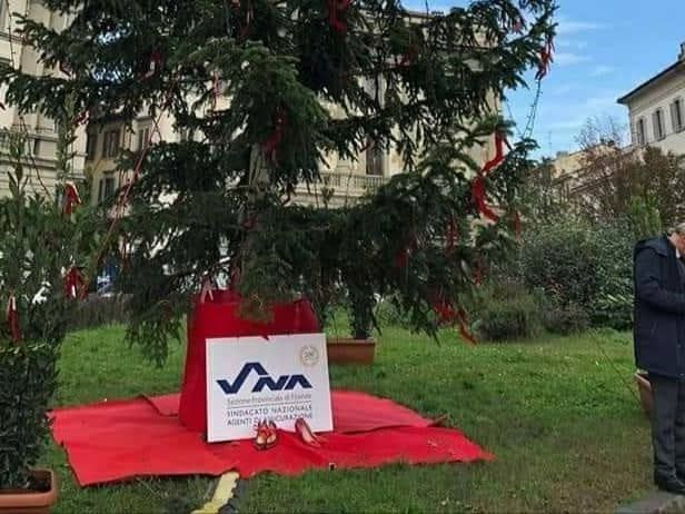 Immagini Contro Il Natale.Firenze Un Albero Di Natale Con Scarpe Rosse Contro La Violenza Sulle Donne