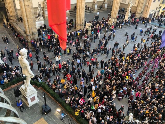 Torna Dopo Oltre Un Secolo Il Carnevale Di Firenze Tante Persone Tra Maschere E Sfilate