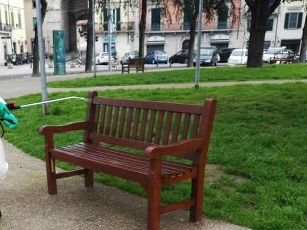 Imbratta Le Panchine Dei Giardini Con Frasi Contro I Proprietari