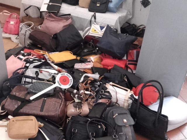 Firenze Municipale Al Mercato In Piazza Artusi Sequestrati 229 Articoli A Venditori Abusivi